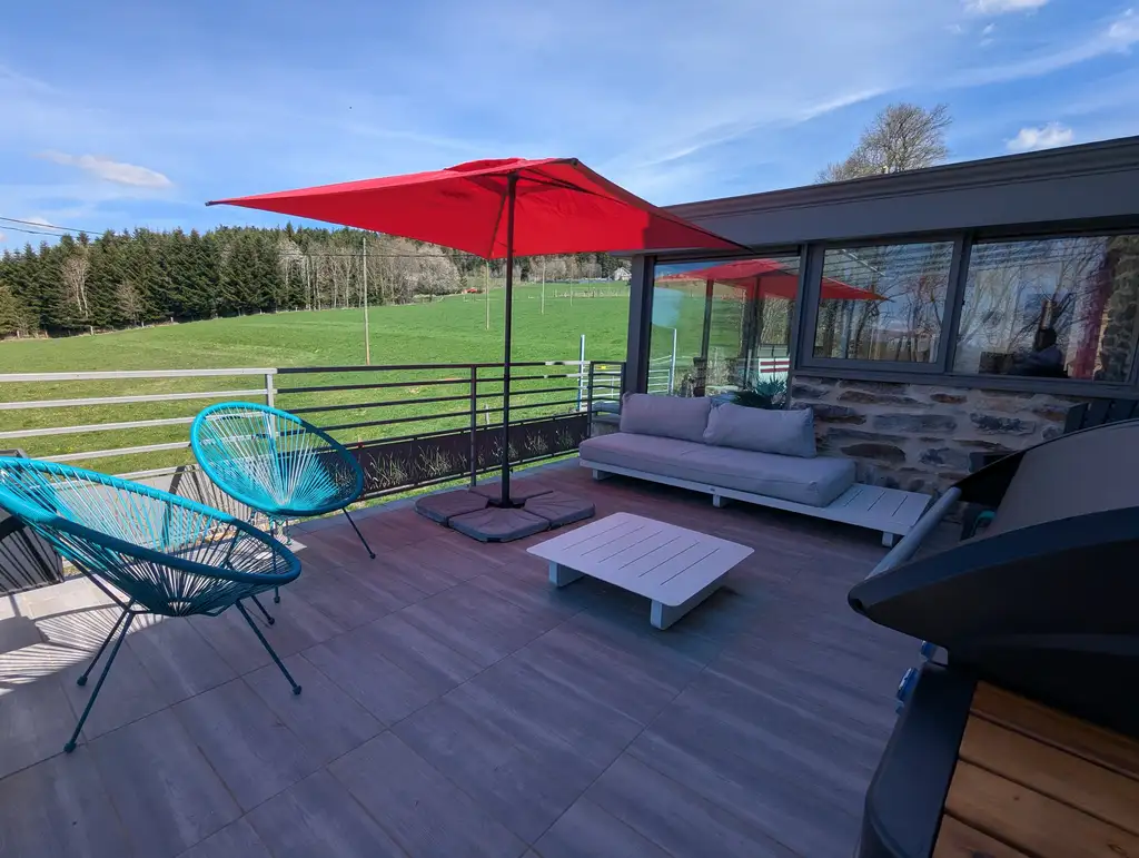 Terrasse extérieur avec son barbecue de la Grange de Louis