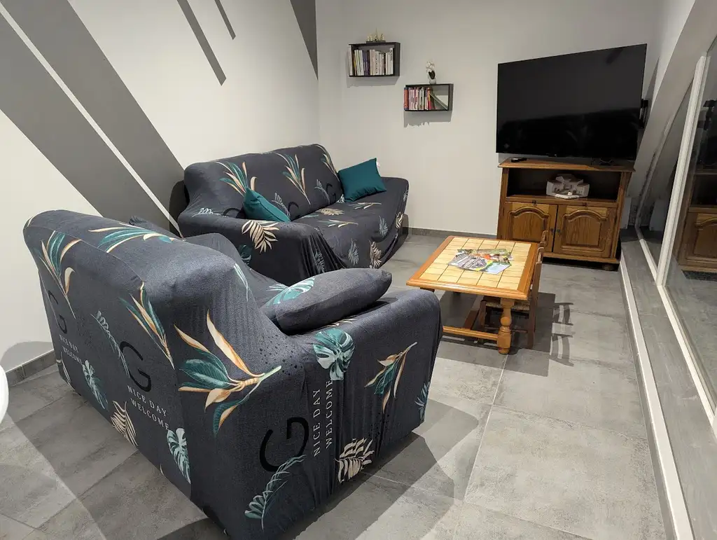 Salle de jeux en vue depuis la table basse