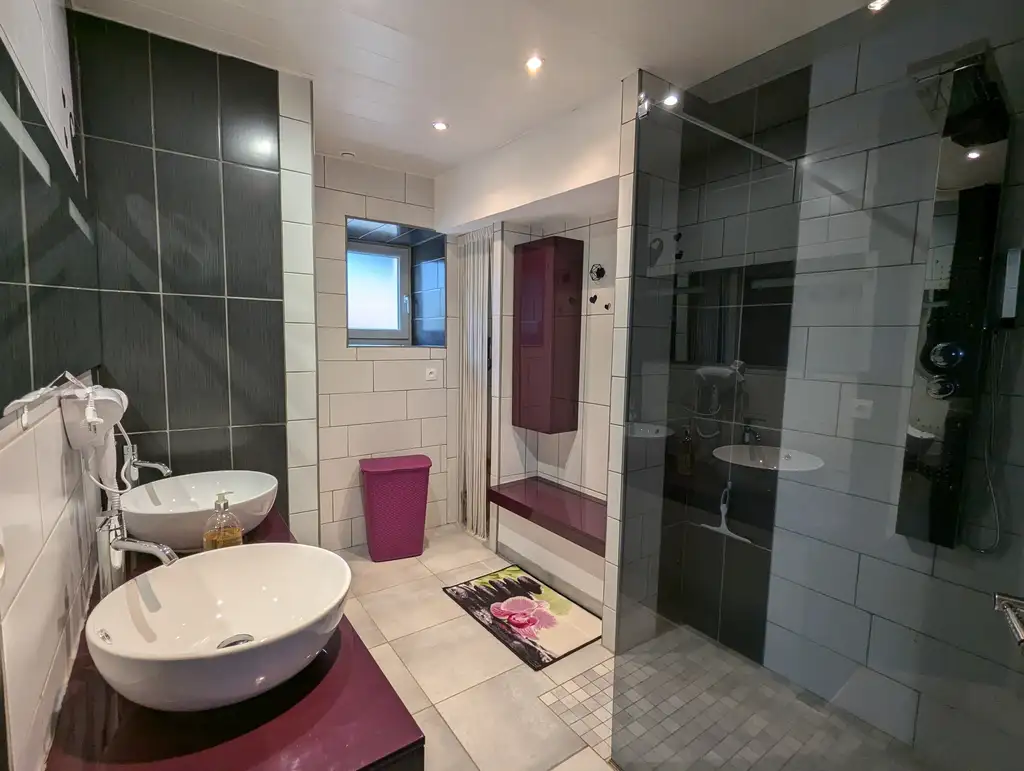 Salle de bain de la pièce de vie de la Grange de Louis