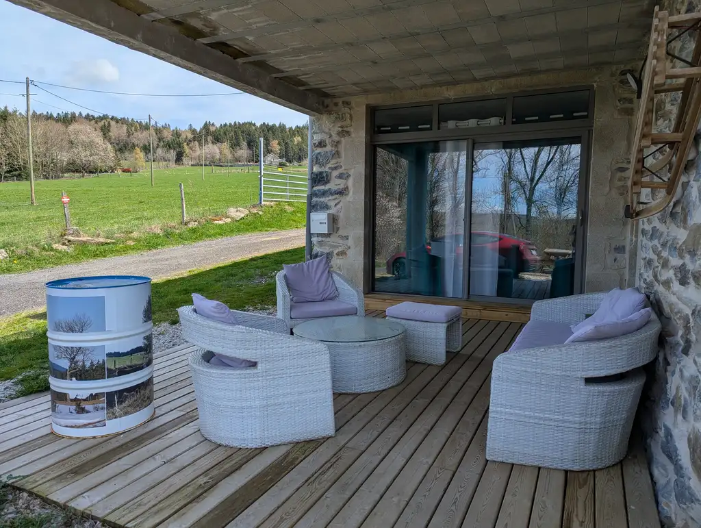 Terrasse extérieur avec son salon et le paysage environnant